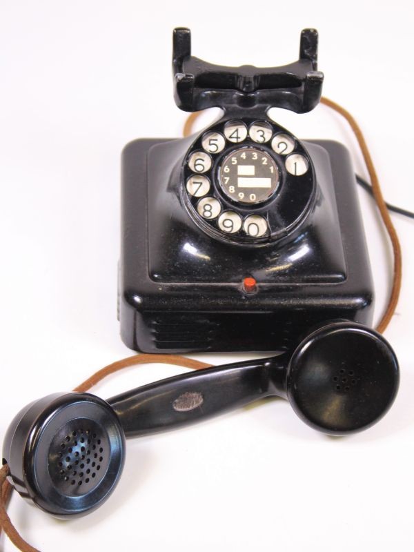 2 x Vintage telefoon bakeliet en hout